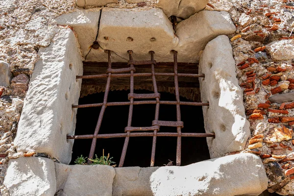 Savoca adında küçük bir Sicilya köyündeki eski bir hapishanenin demir parmaklıklı penceresi ve İtalya 'nın en güzel köylerinden biri olarak adlandırılıyor. 