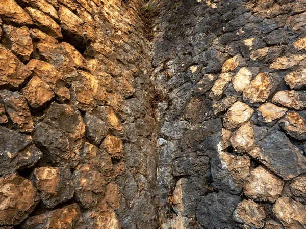  Arka plan, sol taraftaki sıcak taşlardan oluşan iki eski duvar ile sağ taraftaki soğuk renk arasında bir köşe içeriyor.
