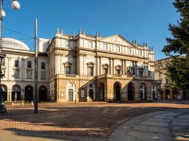MILAN 07-25-2020Teatro alla Scala, Milano 'daki ana opera binasıdır. Sabahın erken saatlerinde çekilen dünyanın en prestijli tiyatrolarından biri olarak kabul ediliyor. Mavi bir gökyüzünün ardında. Kimse yok.