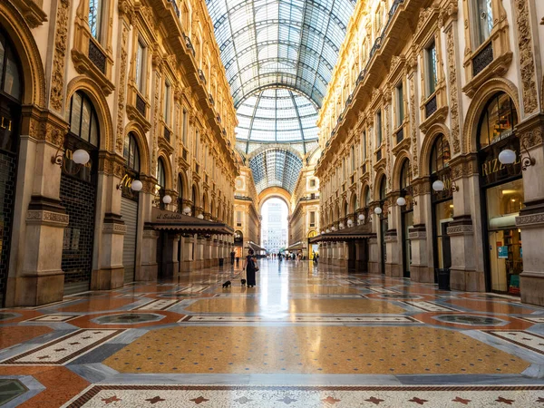  07-25-2020, Milano, İtalya. Milano, Lombardplace y, İtalya 'nın Duomo kenti yakınlarındaki tarihi Vittorio Emanuele Galerisi, şu anda ünlü mağazalar, oteller ve restoranlar ve popüler toplantılara ev sahipliği yapıyor. 