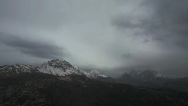 Storm Clouds High Altitude Treeless Smooth Snowy Mountain Slope High — Stock Video