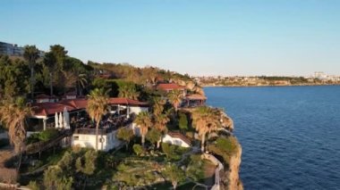 Deniz kıyısında ve gün batımında. Yüksek kalite 4k görüntü