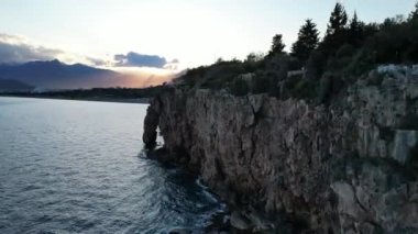 Deniz kıyısında ve gün batımında. Yüksek kalite 4k görüntü