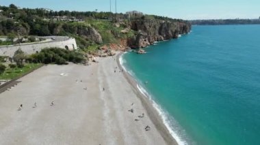 Türkiye 'de inanılmaz bir sahil manzarası ve deniz tarafından yıkanan kayalık bir uçurum. Hava açık ve güneşli. Dağlar uzaktan görülebilir. Yüksek kalite 4k görüntü