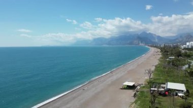 Türkiye 'de inanılmaz bir sahil manzarası ve deniz tarafından yıkanan kayalık bir uçurum. Hava açık ve güneşli. Dağlar uzaktan görülebilir. Yüksek kalite 4k görüntü