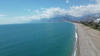 Türkiye 'de inanılmaz bir sahil manzarası ve deniz tarafından yıkanan kayalık bir uçurum. Hava açık ve güneşli. Dağlar uzaktan görülebilir. Yüksek kalite 4k görüntü