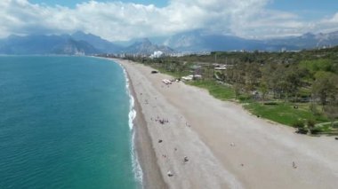 Türkiye 'de inanılmaz bir sahil manzarası ve deniz tarafından yıkanan kayalık bir uçurum. Hava açık ve güneşli. Dağlar uzaktan görülebilir. Yüksek kalite 4k görüntü