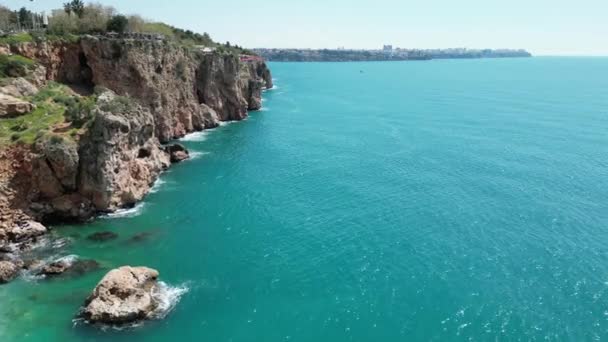 Αεροφωτογραφία Μιας Εκπληκτικής Παραλίας Στην Τουρκία Και Ενός Βραχώδους Βράχου — Αρχείο Βίντεο