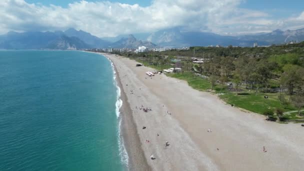 トルコの素晴らしいビーチと海によって洗浄されている岩の崖の空中ビュー 天気は晴れで晴れている 山は遠くに見える 高品質4K映像 — ストック動画