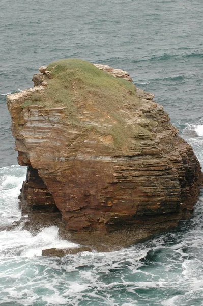 Μοναχικός Βράχος Που Πλένεται Από Τον Ωκεανό — Φωτογραφία Αρχείου