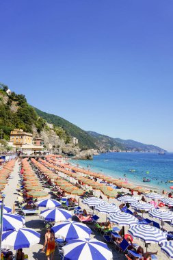 Yaz boyunca muhteşem bir İtalyan plajı manzarası.