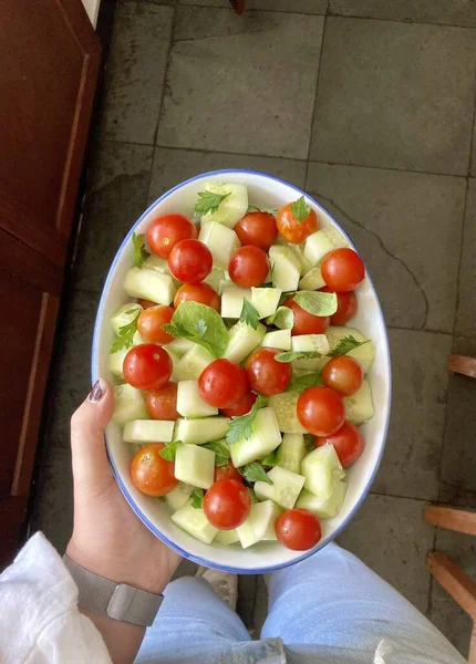 ボウルに新鮮なサラダ レタスと トマトとキュウリ — ストック写真