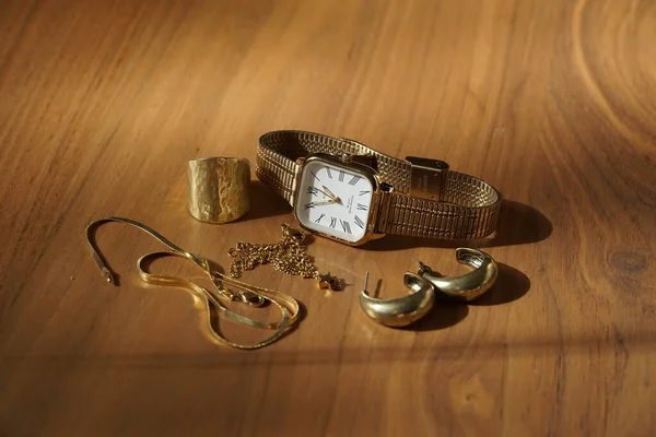 木製の表面に金の宝石 腕時計 イヤリング ブレスレット — ストック写真