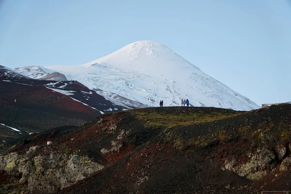 Зображення Вулкана Під Час Падіння Людьми Які Вивчають Його Volcan — стокове фото