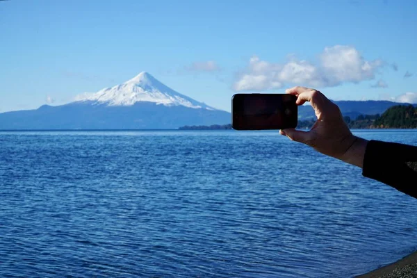 Person Taking Picture His Phone Lake Volcano — Stock Photo, Image