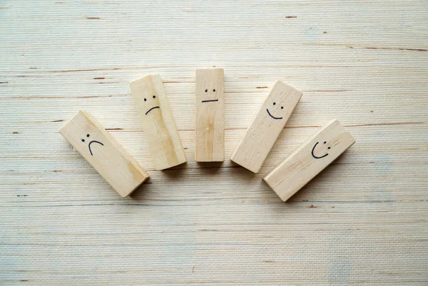 Drewniane Bloki Ręcznie Narysowanymi Emocjonalnymi Twarzami Prezentujące Twórczy Ekspresyjny Sposób — Zdjęcie stockowe