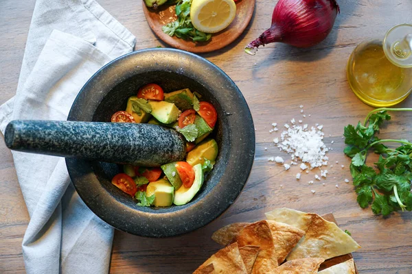 Taze malzemelerle guacamole pişiriyorum.