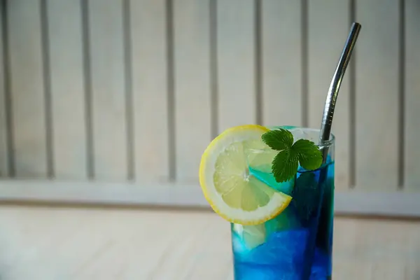Blue Summer Cooler Cytryna Mięta Napój Pokonania Ciepła Orzeźwiający Żywy — Zdjęcie stockowe