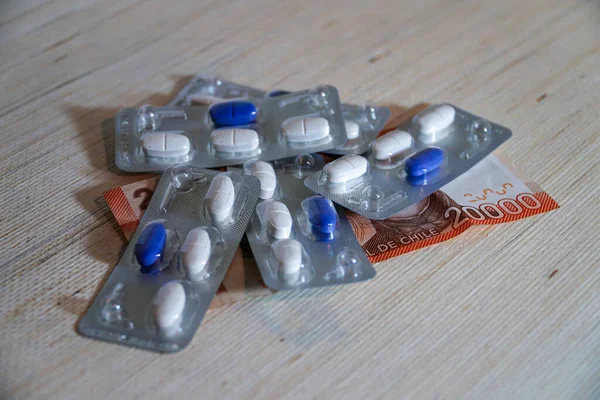 Μπλε Και Λευκά Χάπια Πάνω Από Είκοσι Χιλιάδες Πέσος Χιλής — Φωτογραφία Αρχείου