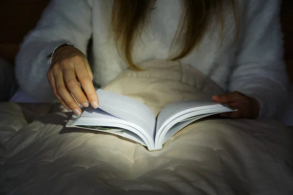 Karanlıkta Yatakta Kitap Okuyan Bir Kadının Resmi Kitabın Ortasında Bir — Stok fotoğraf