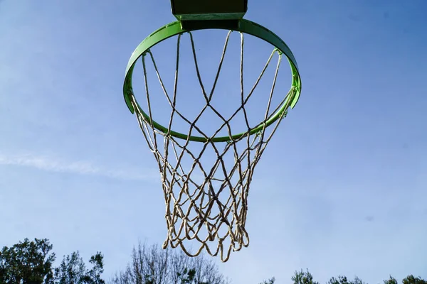 Sky Limit Basketball Hoop Clear Sky Backdrop Inviting Play Endless — Stock Photo, Image