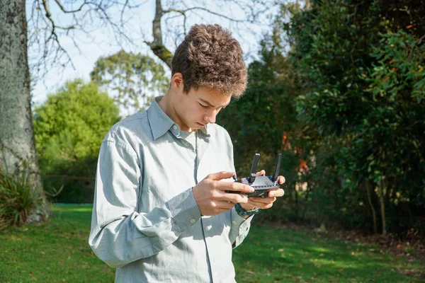 Νεαρός Drone Enthusiast Ένας Αποφασισμένος Νεαρός Άνδρας Που Μαθαίνει Την — Φωτογραφία Αρχείου