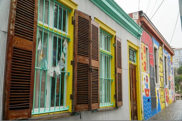 ラインスタイルの家を愛する陽気で美しい色のパレット — ストック写真