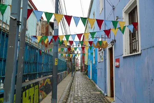 Encantadora Calle Con Casa Azul Pancartas Colores Una Encantadora Calle — Foto de Stock