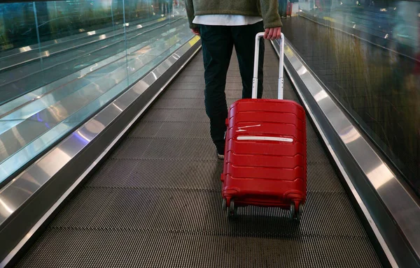 Άποψη Ενός Άνδρα Που Μεταφέρει Μια Κόκκινη Βαλίτσα Ενώ Περπατά — Φωτογραφία Αρχείου