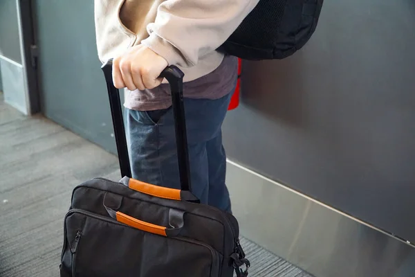Látok Egy Fiatalembert Aki Bőröndje Mellett Áll Várja Hogy Felszálljon — Stock Fotó