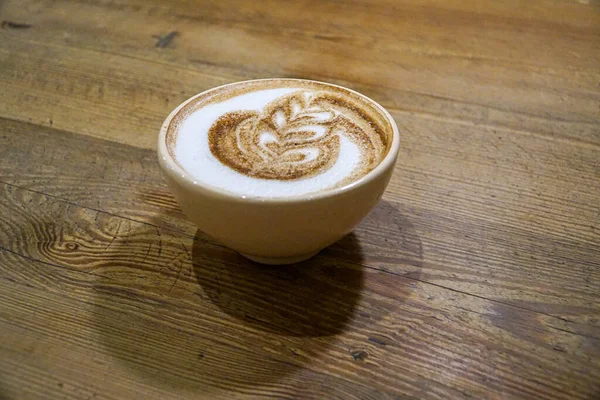 Eine Leckere Tasse Cappuccino Auf Einem Holztisch — Stockfoto