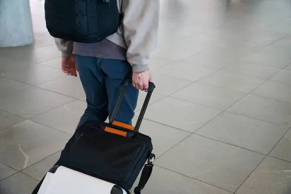 Ung Person Som Släpar Sin Resväska Flygplatsen — Stockfoto