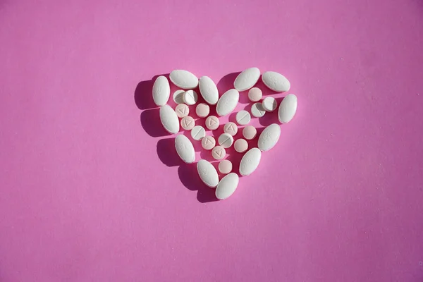 Immagine Una Formazione Forma Cuore Fatta Pillole Che Simboleggia Progresso — Foto Stock