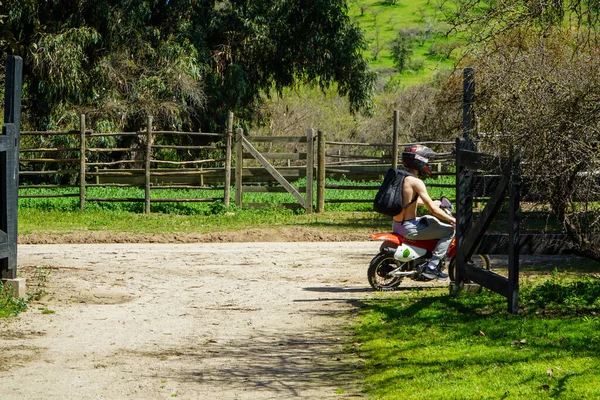 Młode Dziecko Radością Jeździ Małym Motocyklem Okolicy — Zdjęcie stockowe