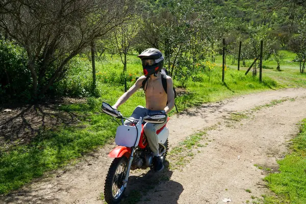 Bir Genç Motosikletle Güneşli Bir Yaz Kırsalında Ilık Bir Esinti Stok Fotoğraf