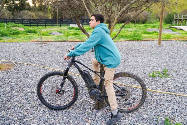 Підлітковий Чоловік Насолоджується Велосипедною Прогулянкою Сільській Місцевості Насолоджуючись Відкритим Небом — стокове фото