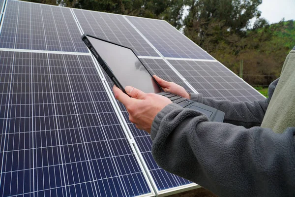 Person Monitoring Solar Panel Energy Levels Computer — Stock Photo, Image