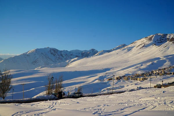 Karlı Dağın Yarısına Kadar Uzanan Küçük Bir Köy Stok Fotoğraf
