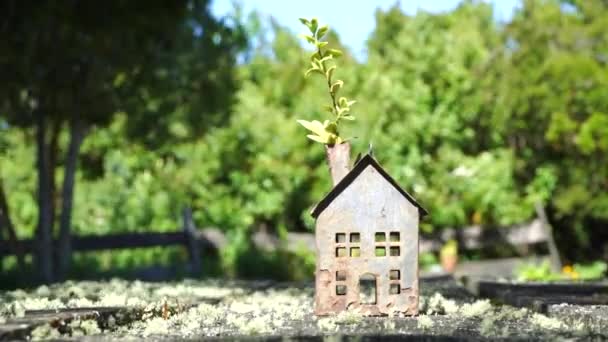Pequena Casa Metal Com Folhas Chaminé Representando Soluções Ecológicas — Vídeo de Stock