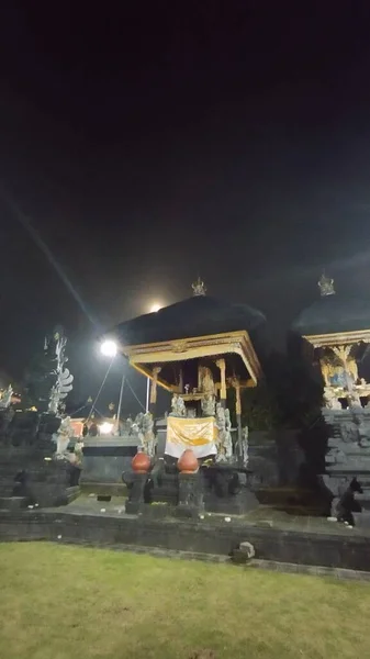 巴厘岛 2023年4月5日 晚上在巴厘岛的寺庙 — 图库照片