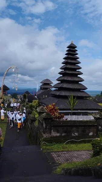 Bali Island Απριλίου 2023 Ινδουιστές Πιστοί Περπατούν Όμορφο Ναό Για — Φωτογραφία Αρχείου