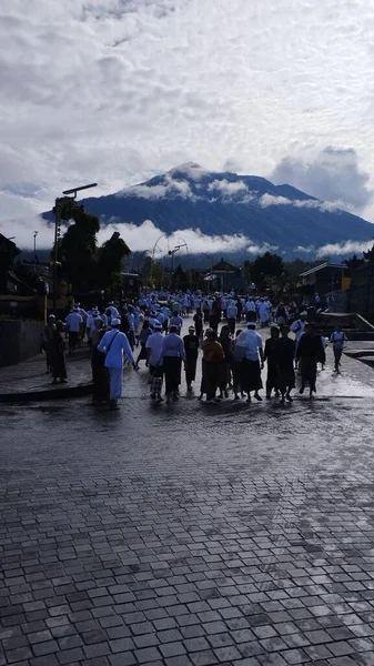 Ilha Bali Abril 2023 Hindus Balineses Caminham Para Montanha Manhã — Fotografia de Stock
