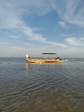 Mertasi Sahili, Bali Adası - denizde güzel mavi gökyüzü manzaralı balıkçı teknesi, Bali Adası, Endonezya 5 Mayıs 2022 