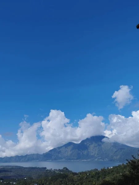 印度尼西亚巴厘岛 2023年5月8日 以蓝天为背景的山区 云彩和森林景观 Kintamani 班格利 — 图库照片