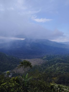 Bali Adası, 06 Juni 2023: Dağların tepesinden vadiye ve bulutlara, Kintamani, Endonezya
