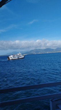 Gilimanuk, 11 Temmuz 2023: Tekneden Endonezya 'nın Bali adasına görüntü.