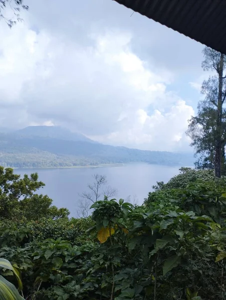Остров Бали Июня 2023 Вид Озеро Горы Окна Дома Индонезия — стоковое фото