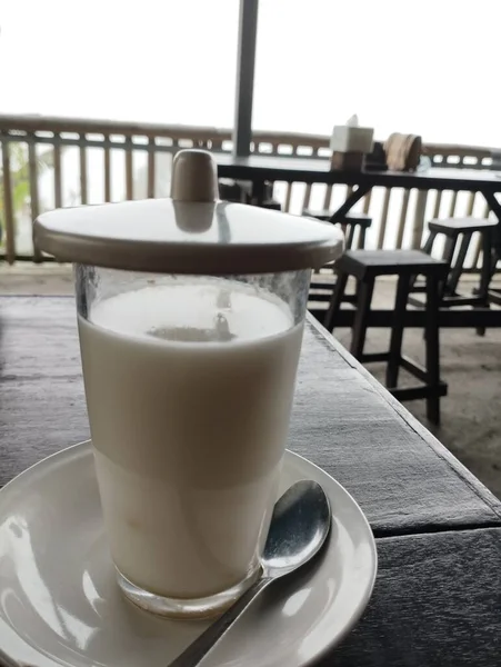 Остров Бали Января 2023 Года Молоко Стакане Столе Кафе Кафе — стоковое фото