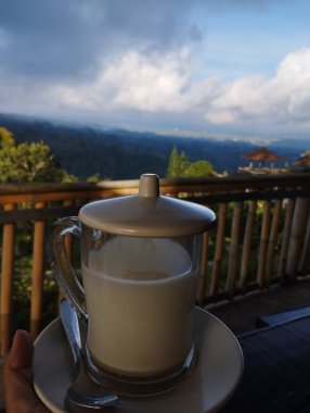 Bali Adası: bir bardak sıcak süt ve bir bardak çay dağların arkasında.