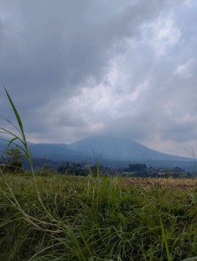 Bali Adası: Dağları ve bulutlu gökyüzü olan güzel bir manzara